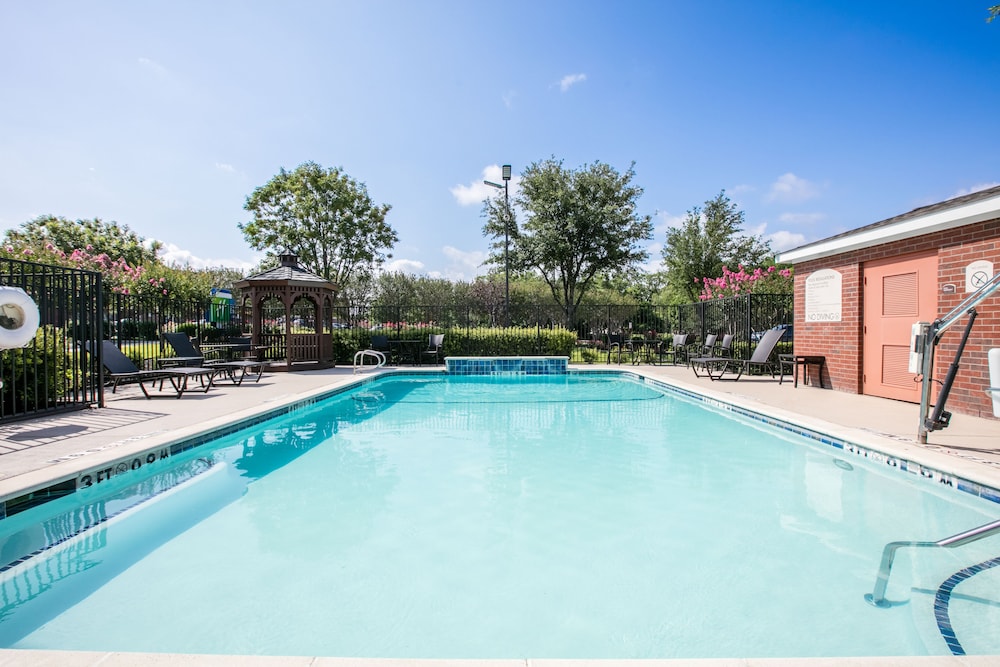 Holiday Inn Express Hotel And Suites Dallas Grand Prairie I 20 3/80