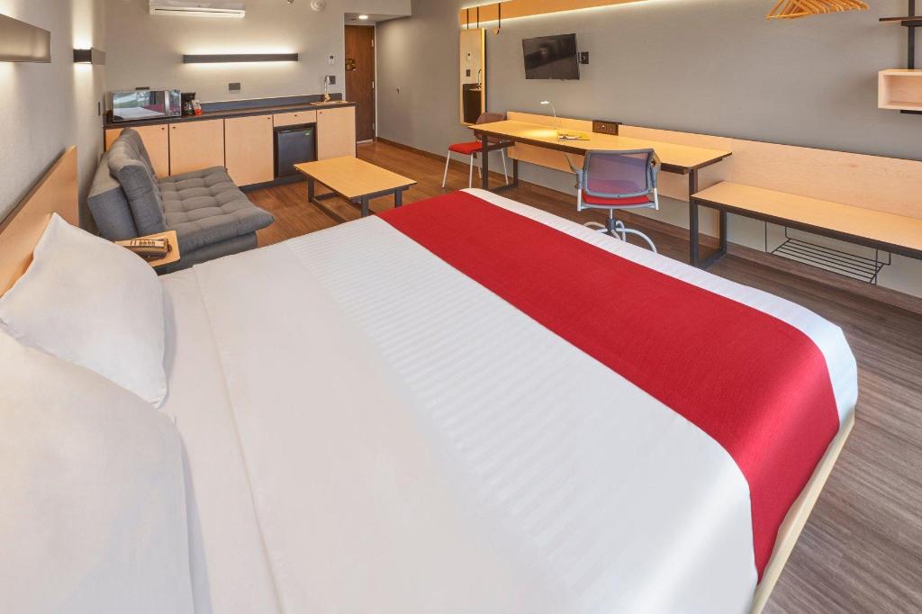 غرفة سوبيريور بسرير كينج مع أريكة، City Express Plus by Marriott Puerto Vallarta 3/6