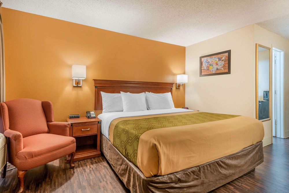 Econo Lodge Louisville Downtown 26/44