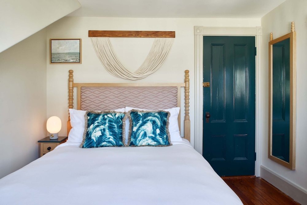 Connecting, Petite, Queen Bed, Shared Bathroom