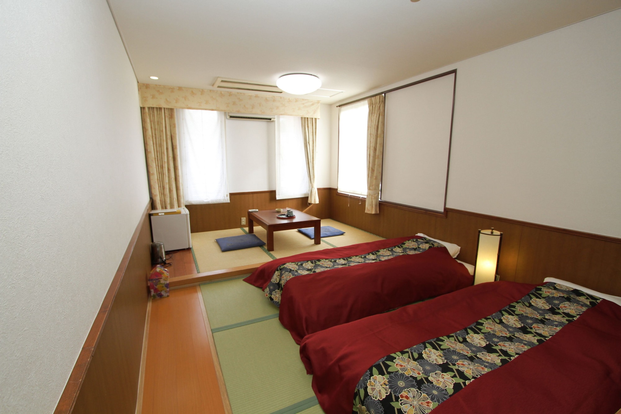 RUN OF HOUSE, TWIN BEDS
