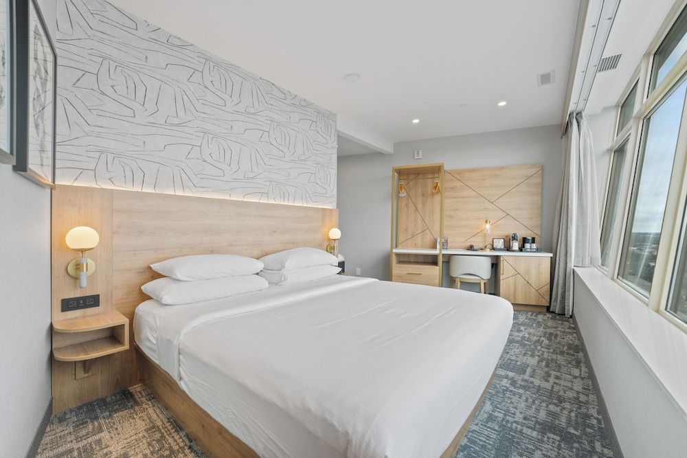 ROOM, CANADIAN FALLS VIEW