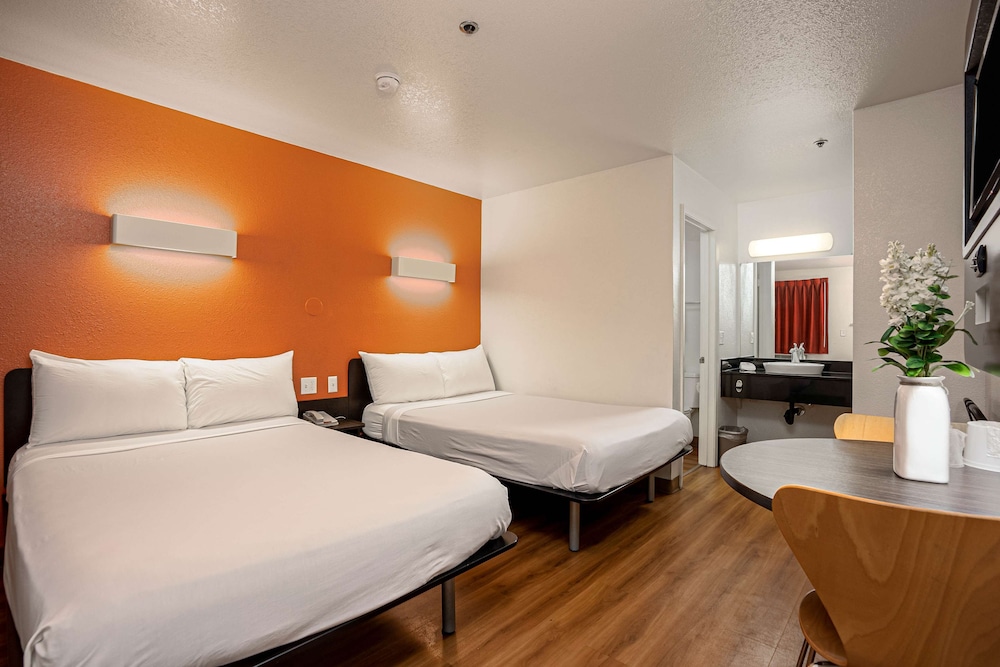 Motel6 Temecula, CA - Historic Old Town 23/62