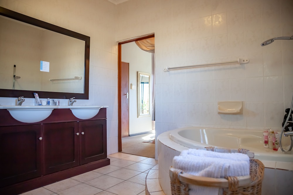 Wellington Country House 48/50