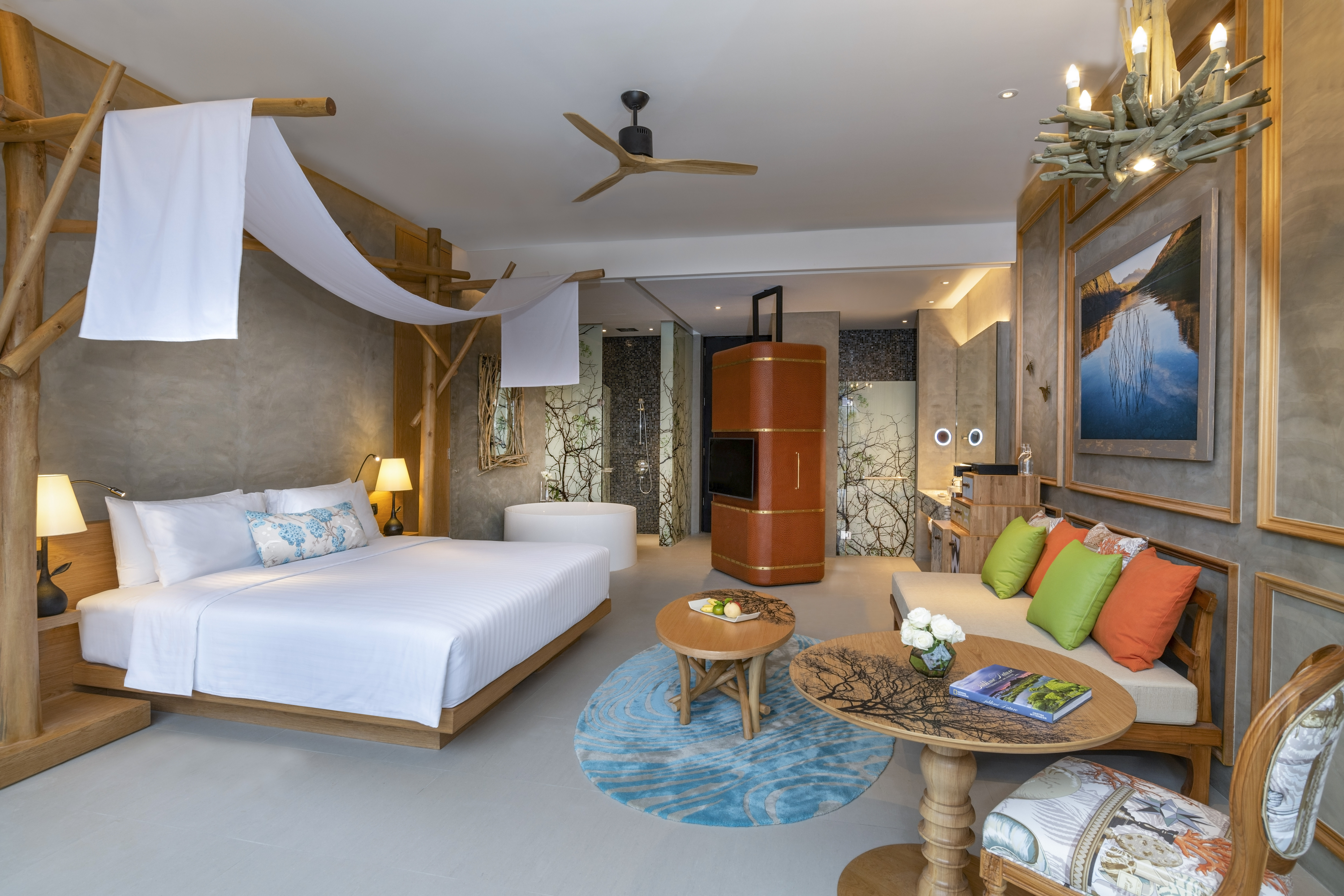 Signature, Open Plan, King Bed, Pool View