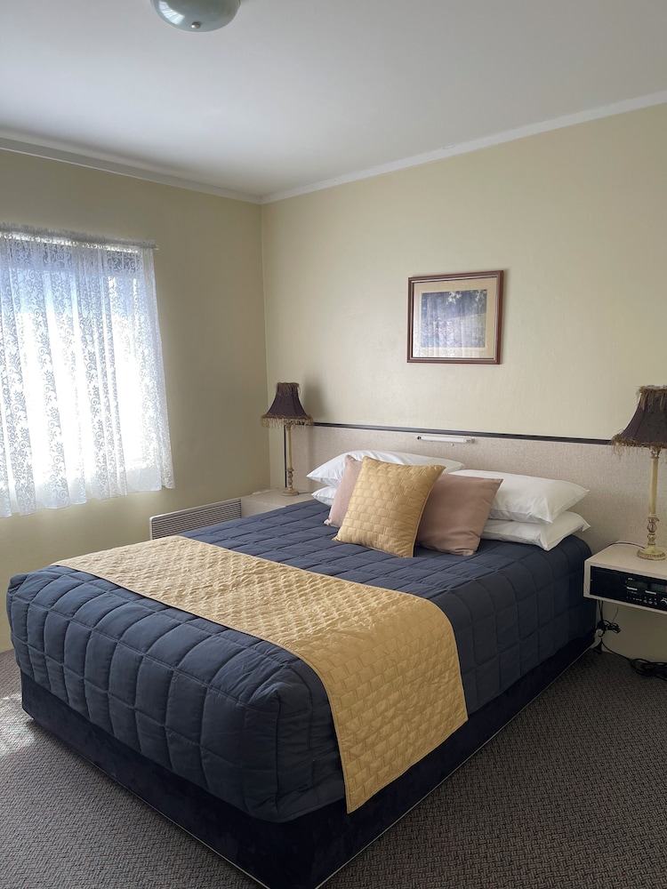 Westwood Motor Inn 11/50