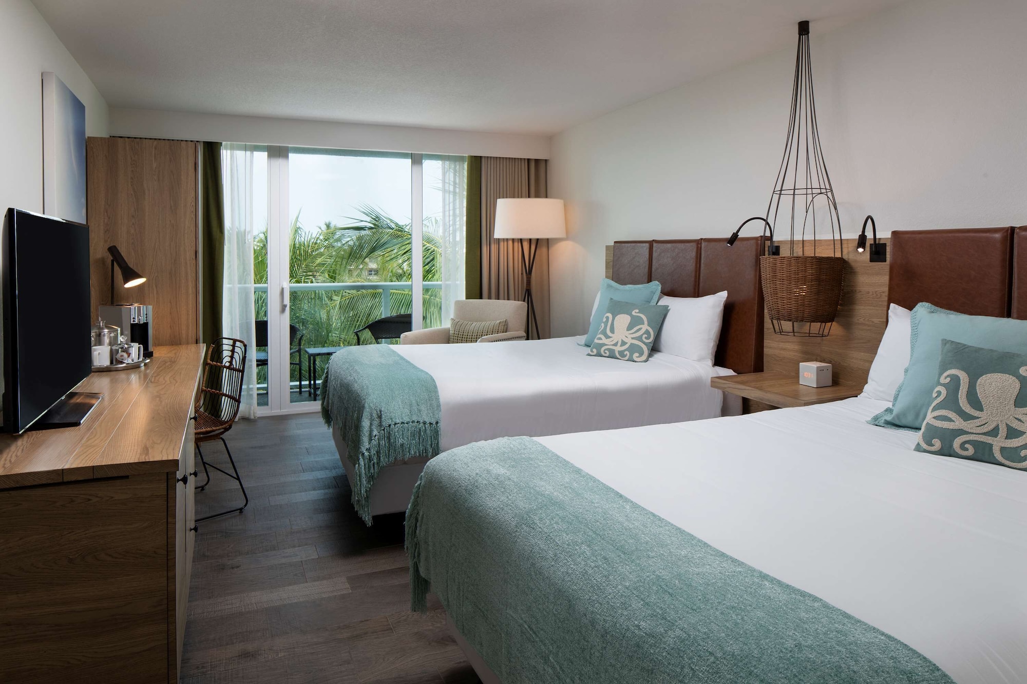 Palm, 2 Queen Beds, Partial Ocean View