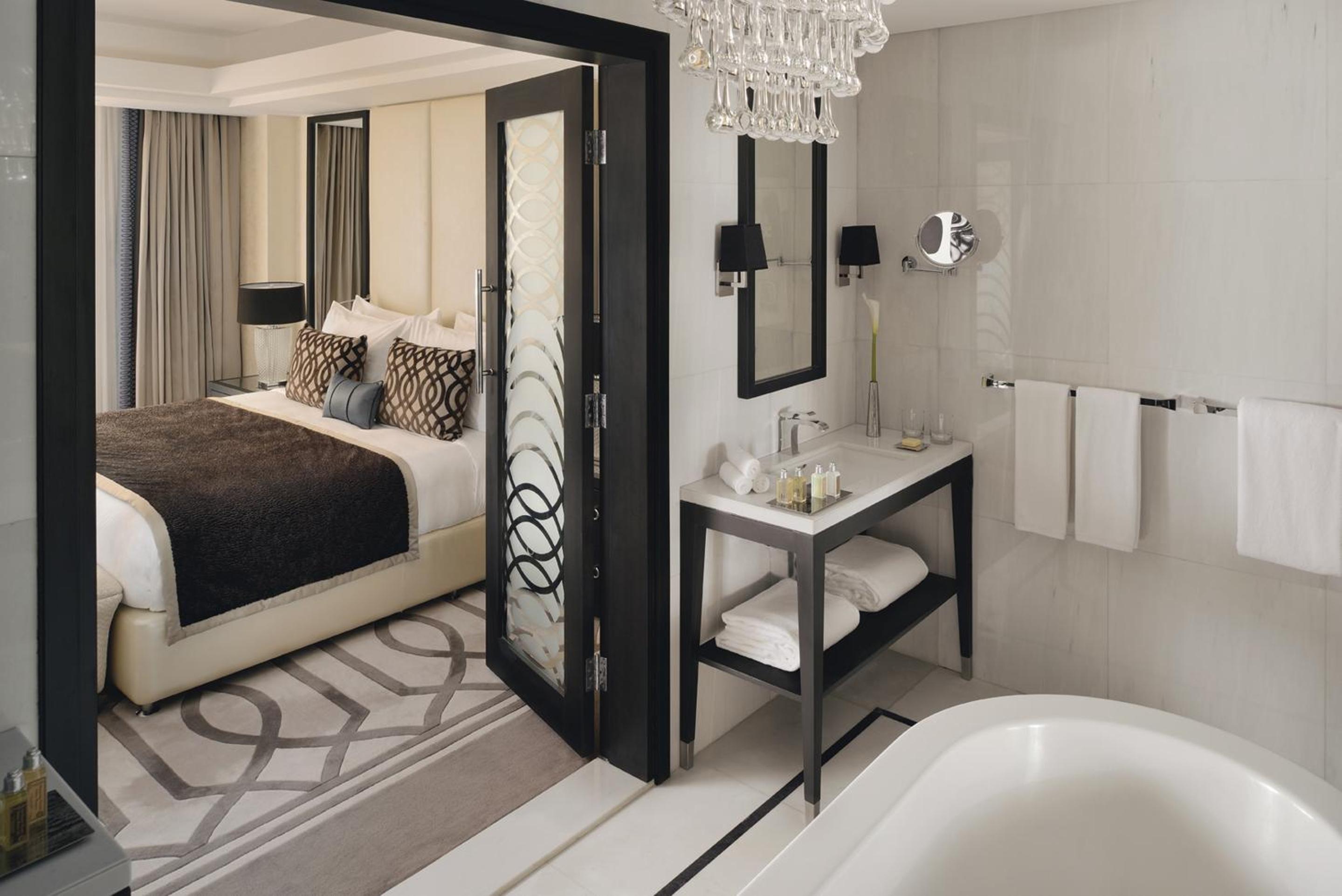 جناح ملكي بسرير كينج وسريرين كينج بغرفتي نوم، فوكو الرياض(voco Riyadh by IHG) 8/10