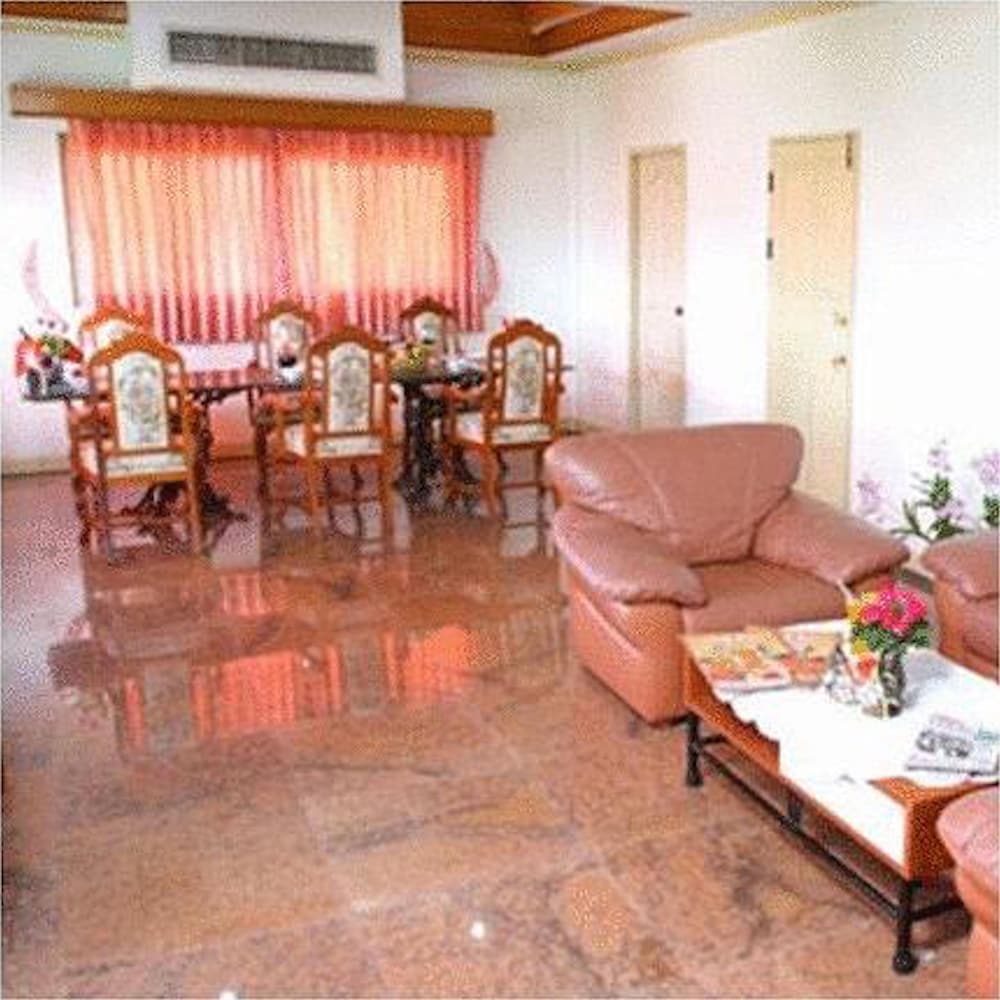 OYO 75466 13 Coins Bang Yai Hotel 15/20