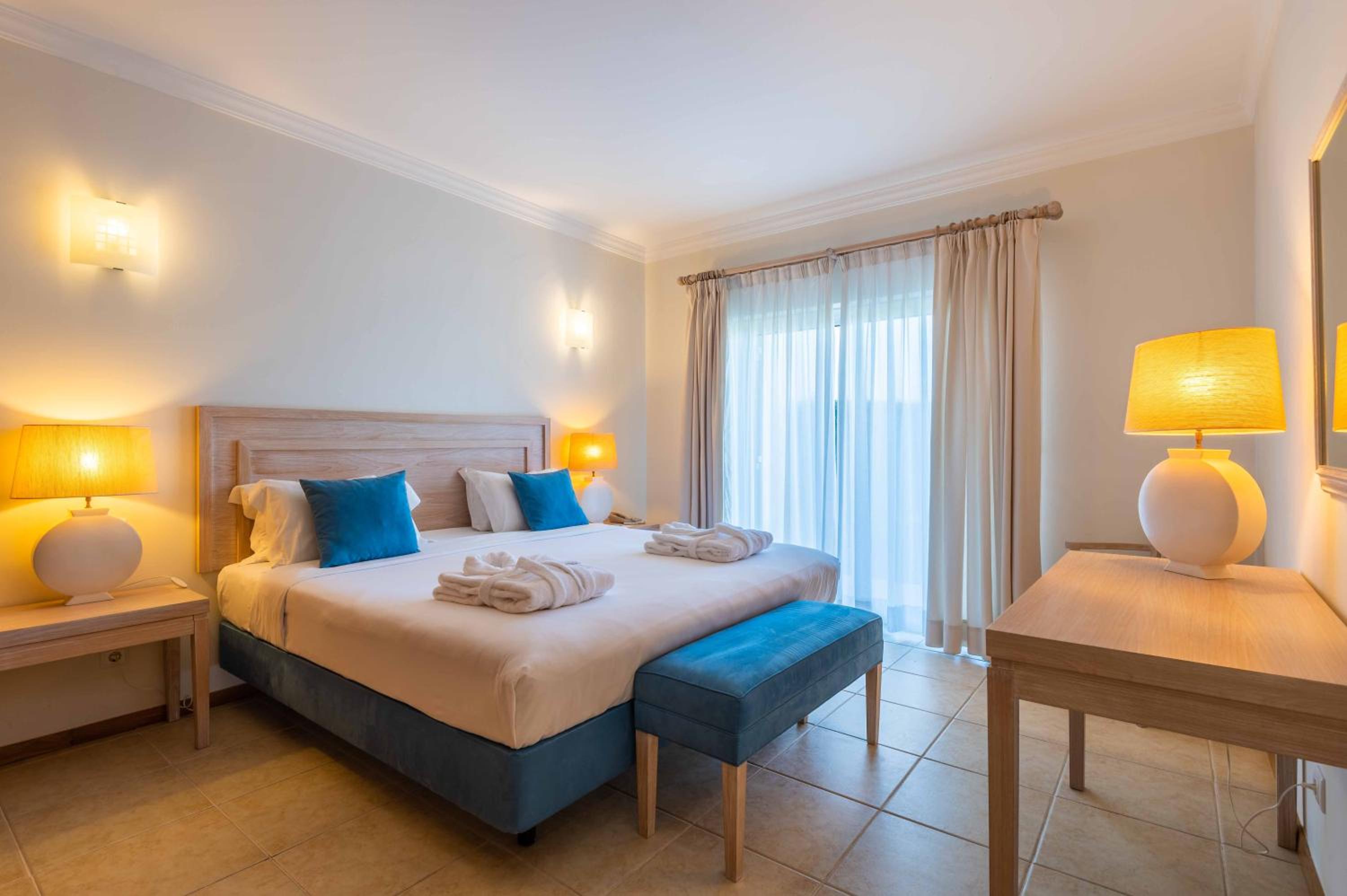 شقة بسريرين منفصلين وسرير كوين بإطلالة على المسبح بغرفتي نوم مع أريكة، Vale D'oliveiras Quinta Resort And Spa 2/3