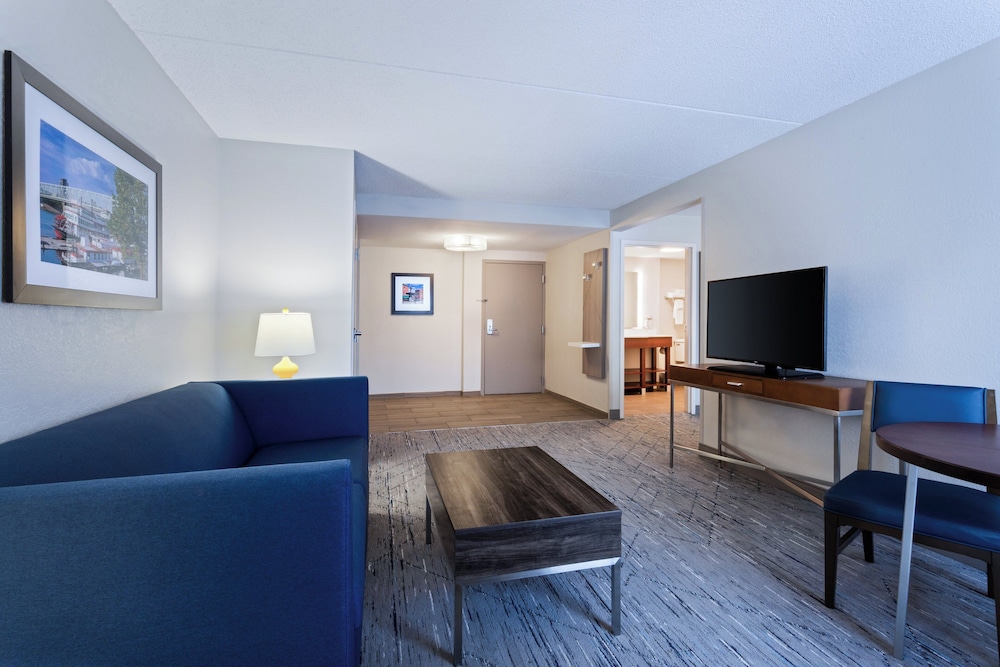 Holiday Inn Express and Suites Cincinnati Riverfront, an IHG Hotel 47/64