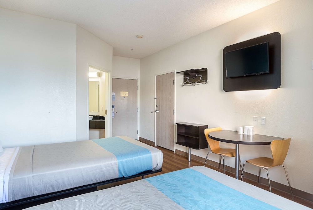 غرفة بسريرين مزدوجين بحوض استحمام لذوي الإعاقة، Motel6 Page, AZ 3/10