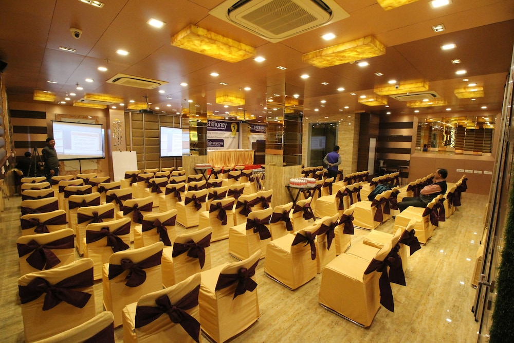 Hotel Golden Grand 34/51