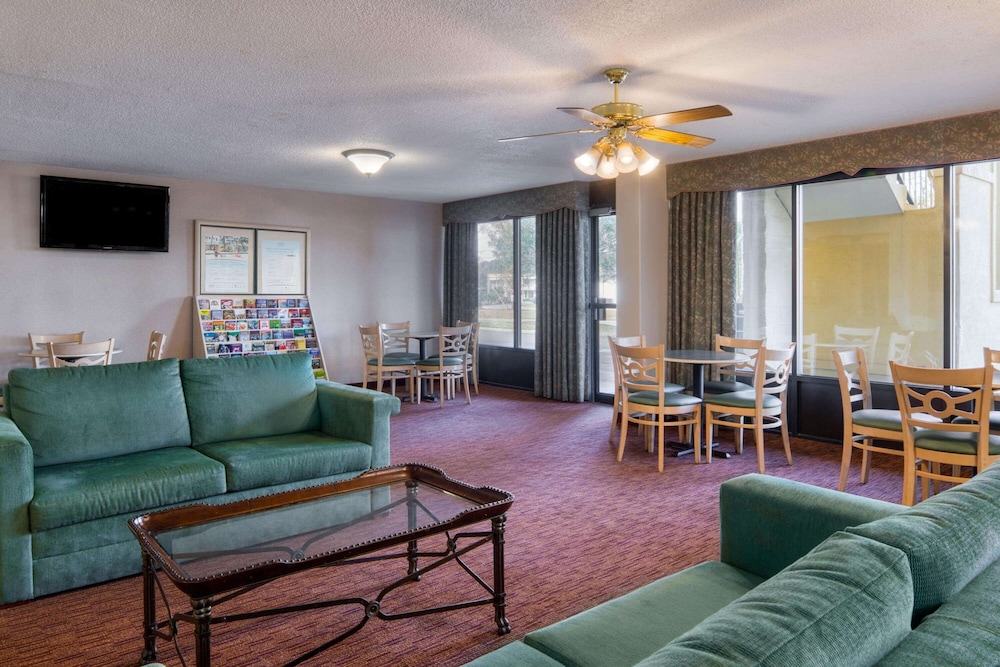 Super 8 by Wyndham Savannah 30/51