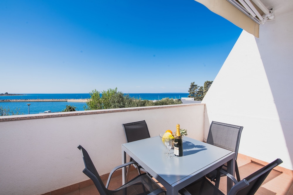 Apartments By The Sea Semy 25/38