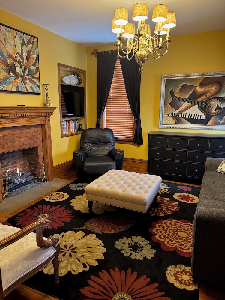 South Broadway Manor Bed and Breakfast 53/72