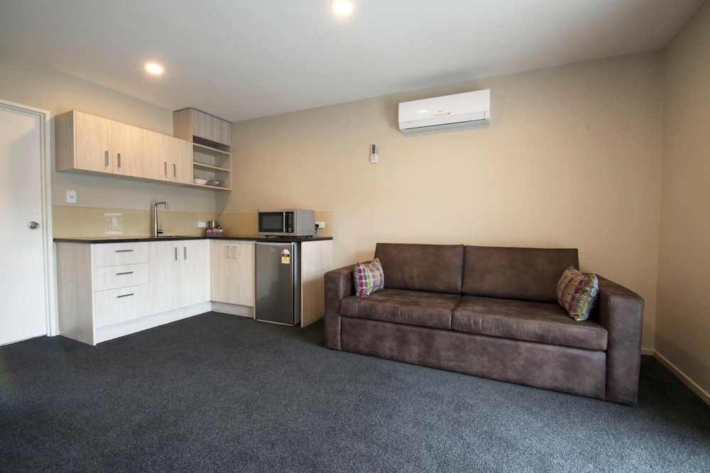 Ellerslie Palms Motel 48/68