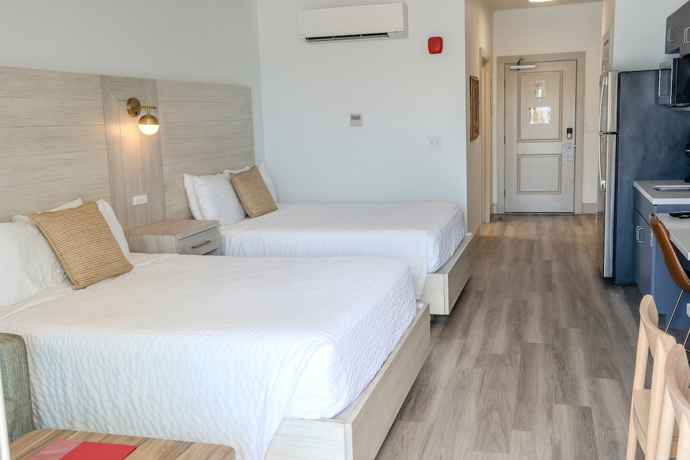 Deluxe, Single, 2 Queen Beds, Ocean View, Sofa, Balcony