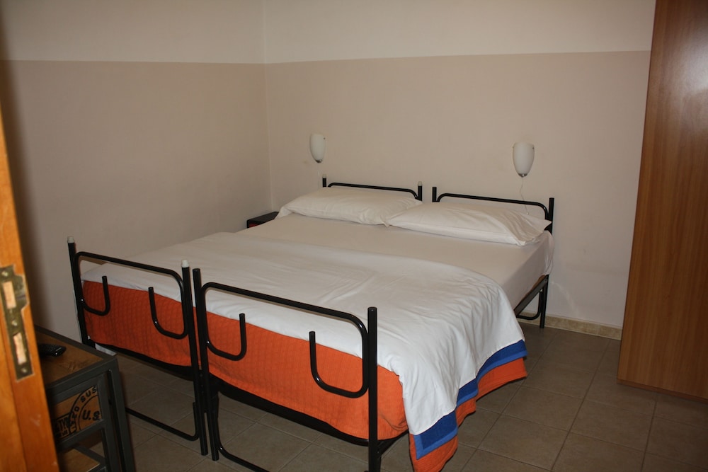 1 Bedroom, Basic, Queen Bed, Courtyard Area