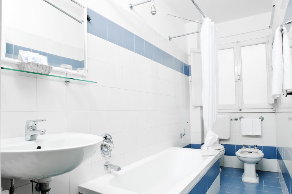 غرفة رباعية بسرير كوين وسريرين منفصلين، Hotel Alessandra 8/10