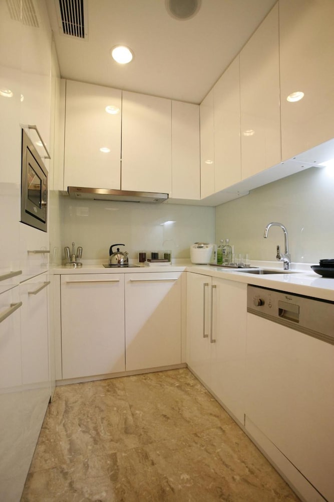 Estay Residence Poly World Trading Center 36/64