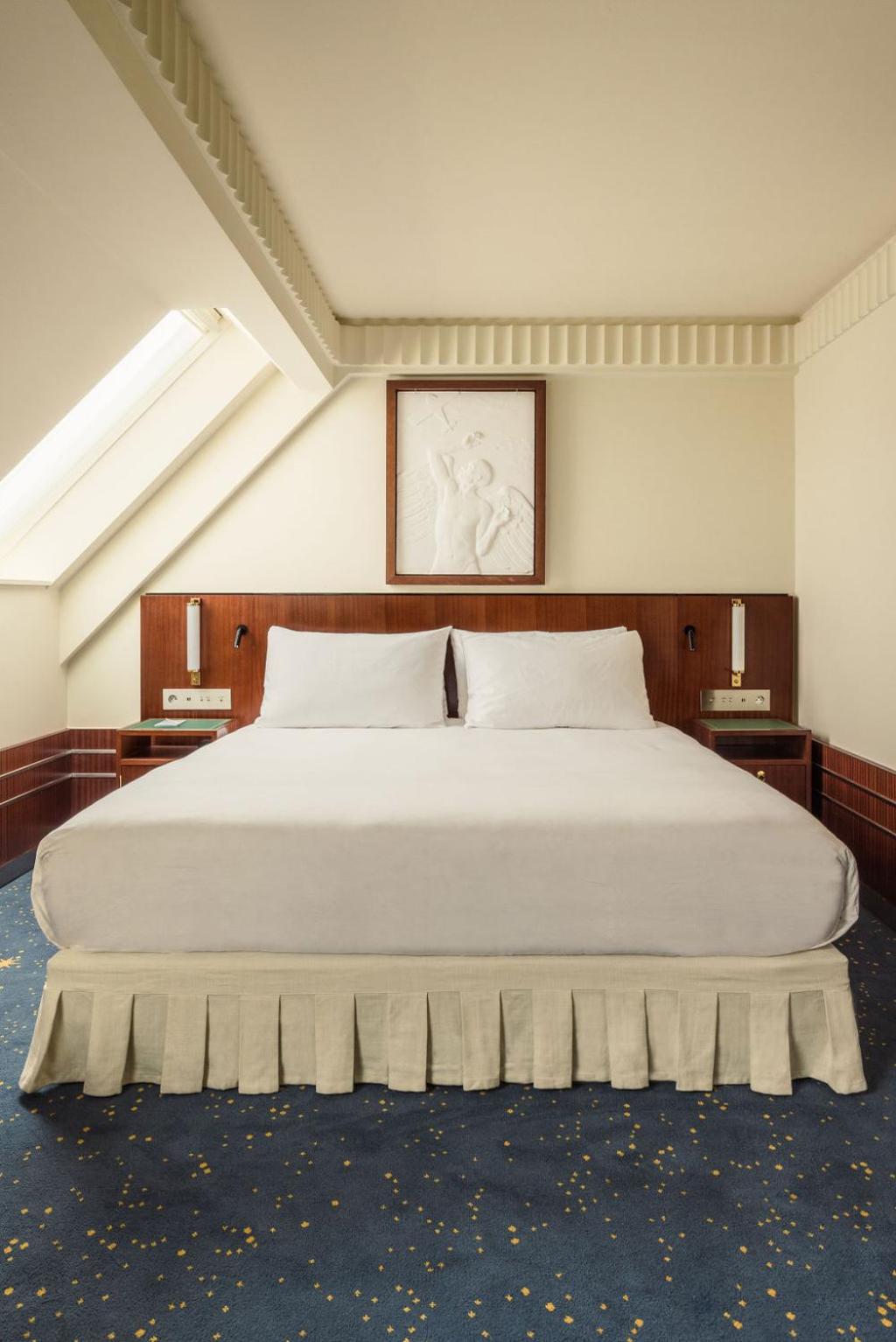 CONNECTING, KING BED