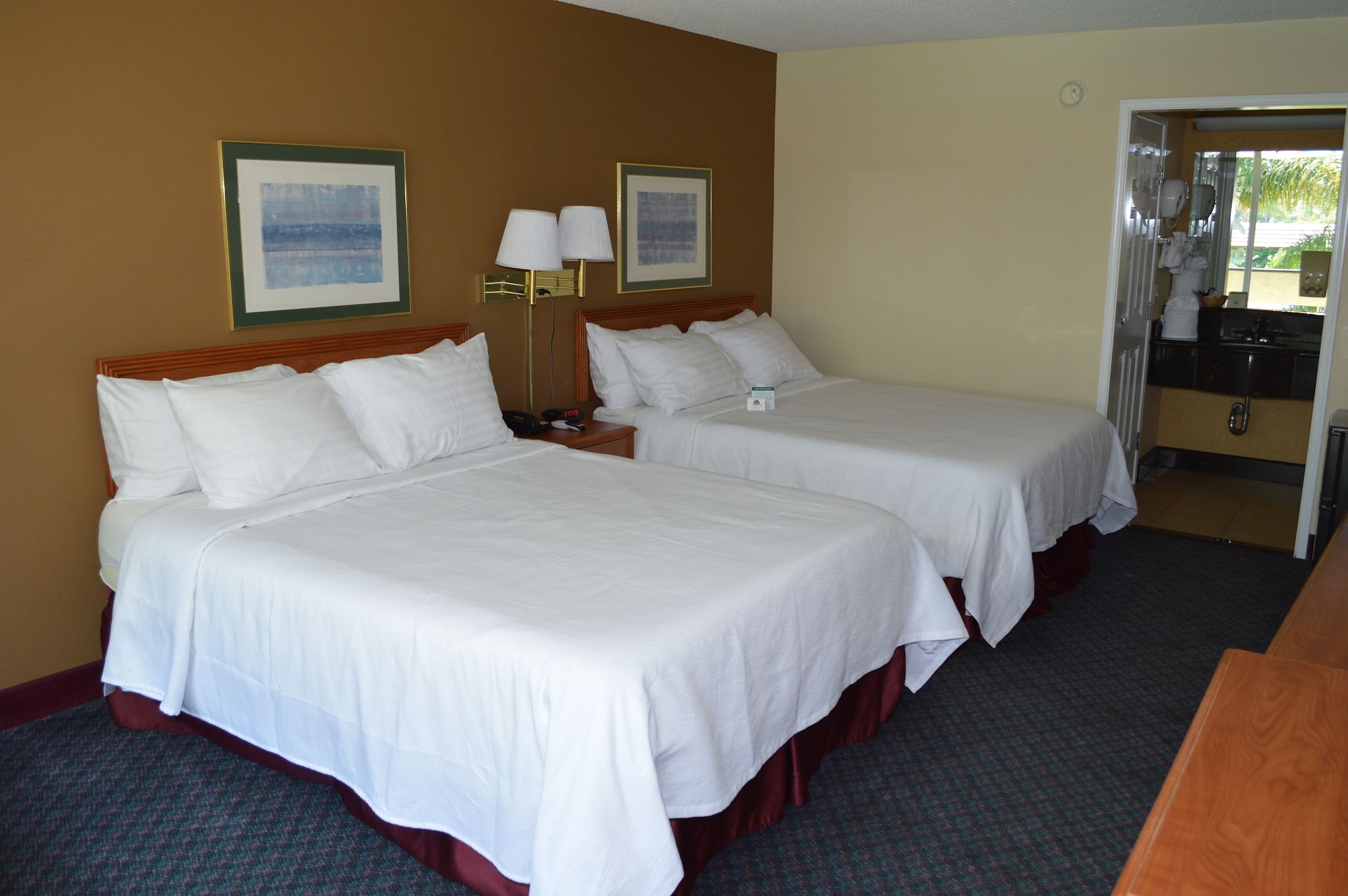 DELUXE, 2 QUEEN BEDS, SMOKING
