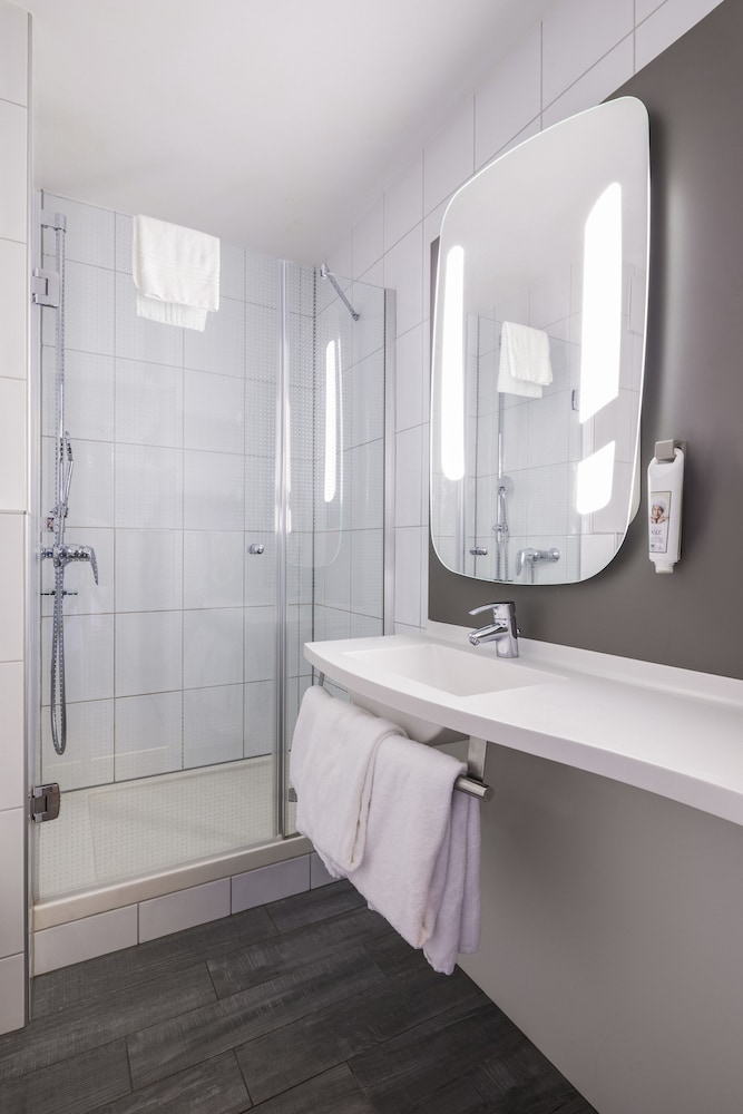ibis Zurich Messe Airport 66/66