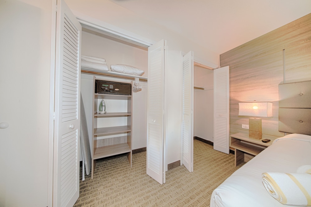 Club Lux Resort By the Beach 16/67