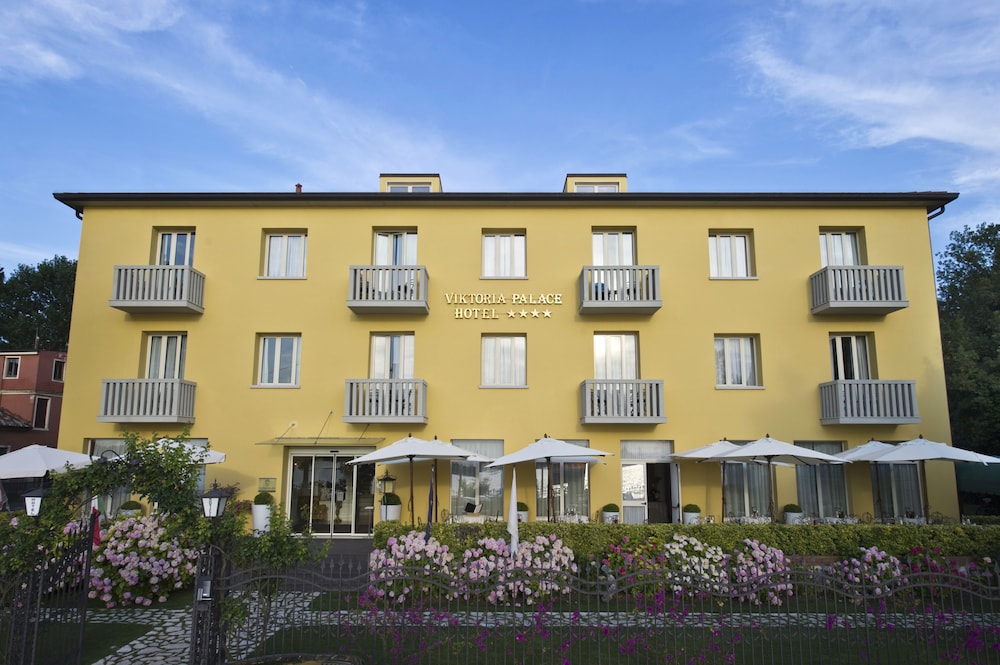 Viktoria Palace 3/76