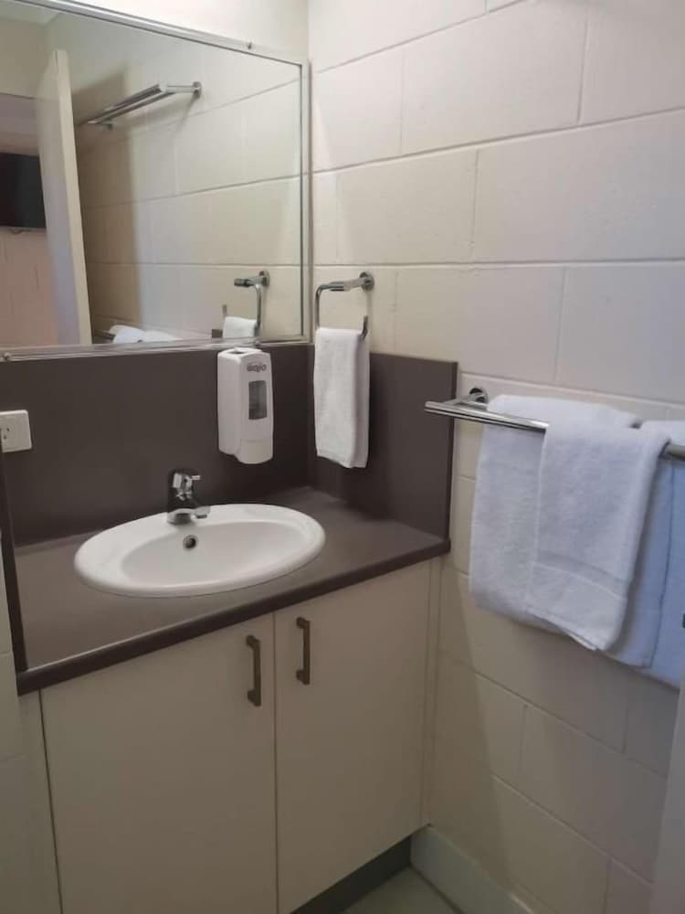 NAMBOUR LODGE MOTEL 31/37