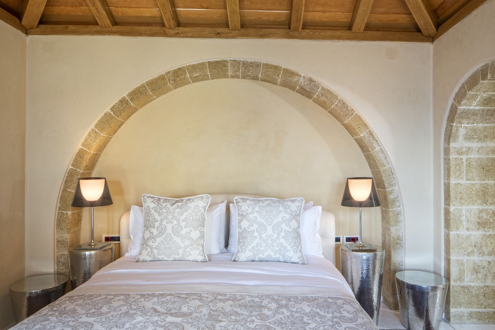 Moni Emvasis Luxury Suites 7/70