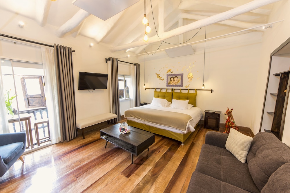 DELUXE, DOUBLE OR TWIN BED