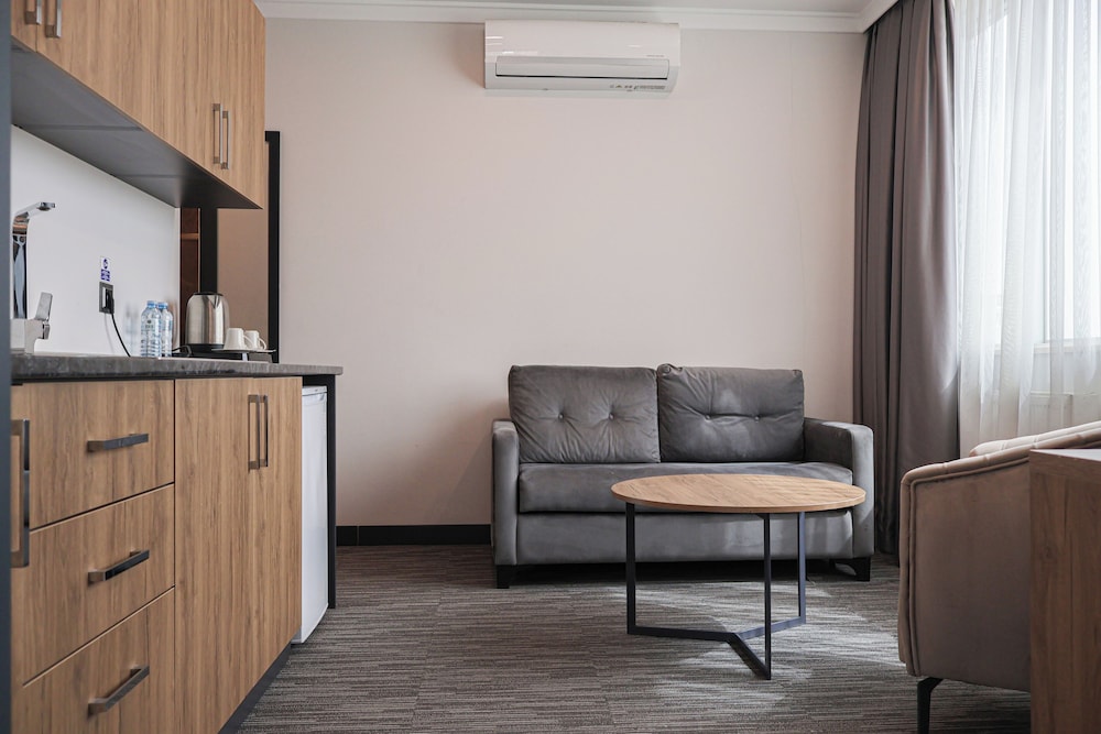 HOME PLUS Hotel & SEYHLI 24/42