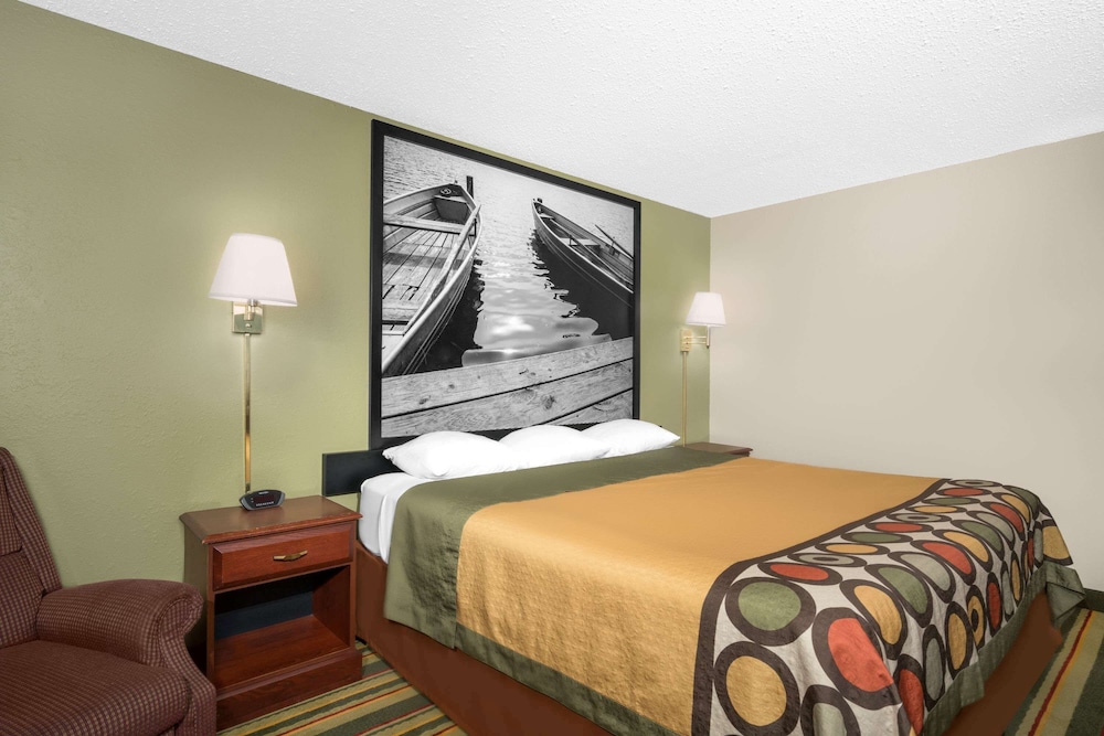 Super 8 by Wyndham Winona MN 15/32