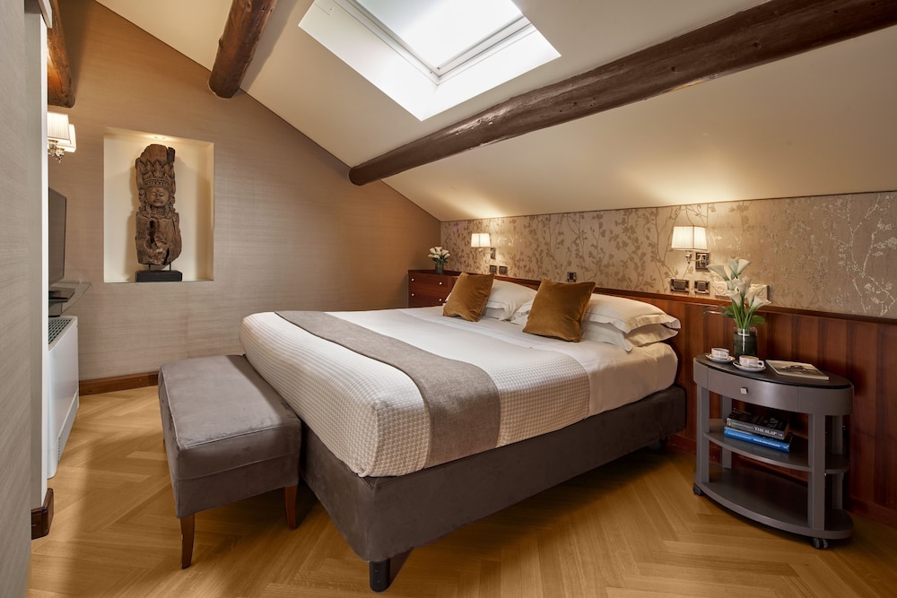 SUITE, KING BED