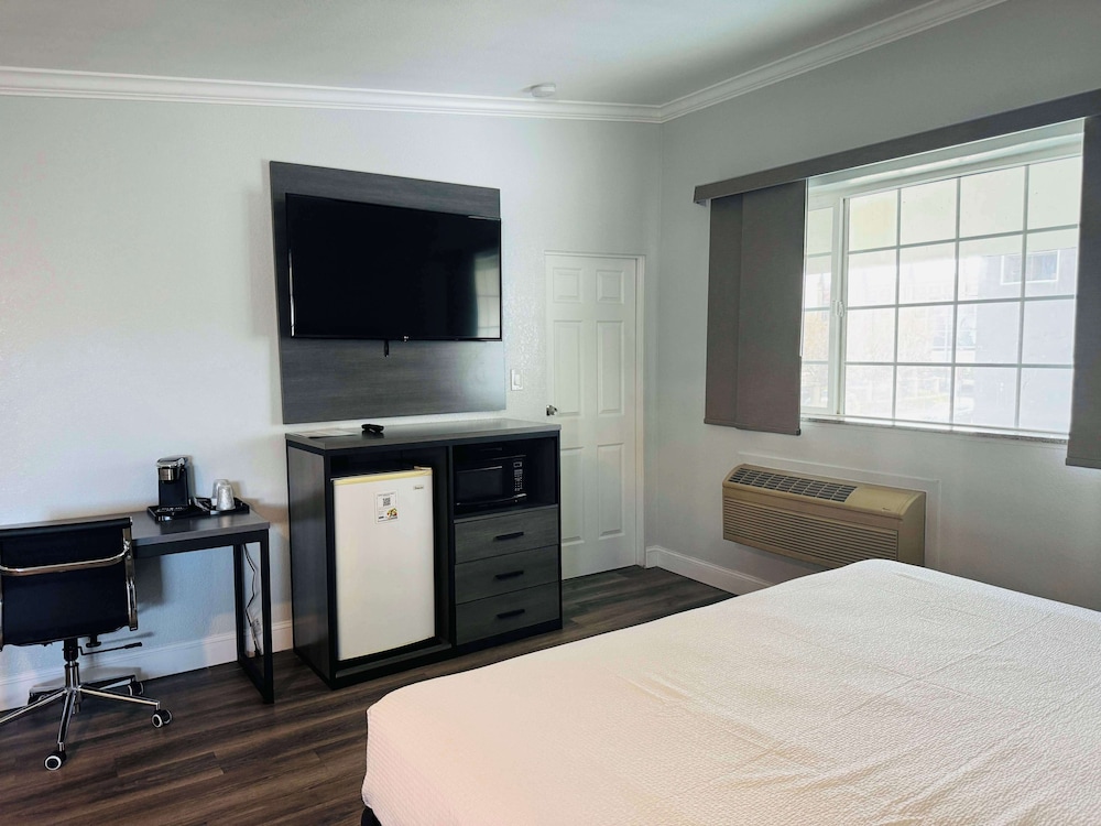 SureStay by Best Western Fresno Central 24/54