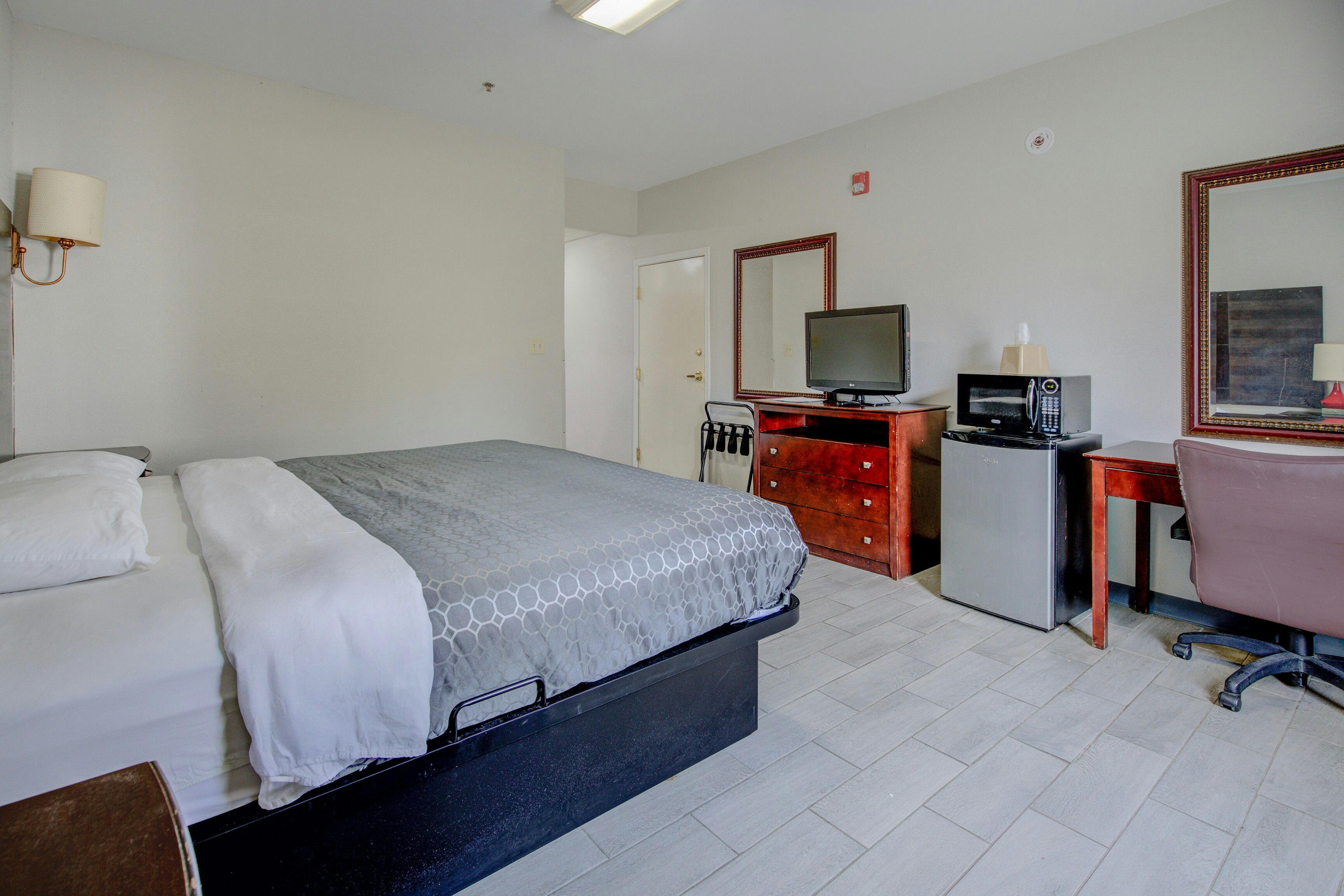 Plantation Inn & Suites Near Locust Grove I 75 16/34