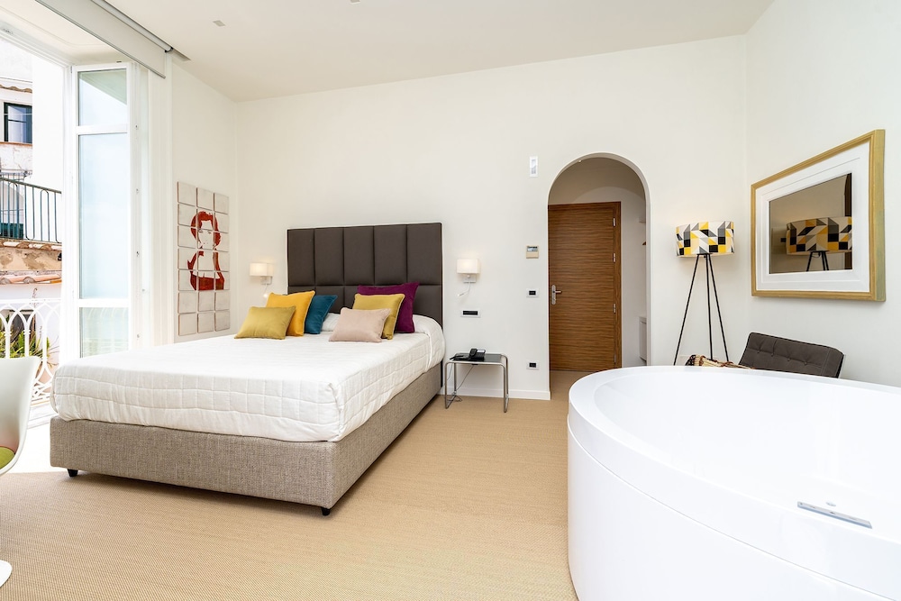 SUPERIOR, DOUBLE BED, OCEAN VIEW, JETTED TUB