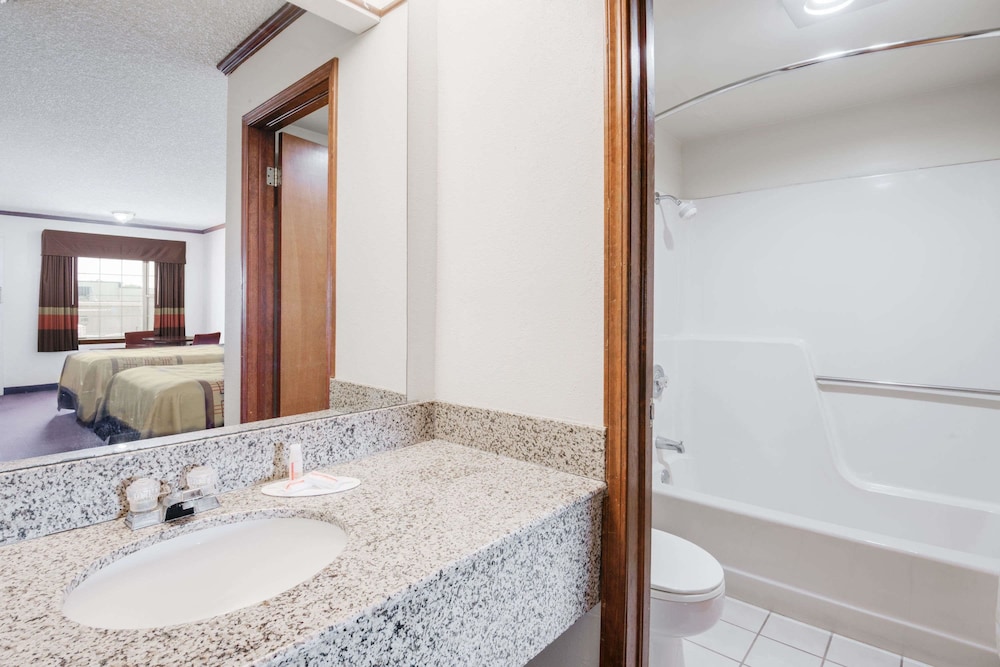 Days Inn by Wyndham Monett 15/25
