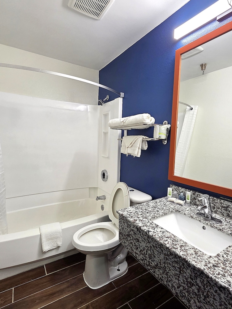 غرفة سوبيريور بسرير كينج للمدخنين، Economy 7 Inn Chesapeake - Portsmouth 9/10