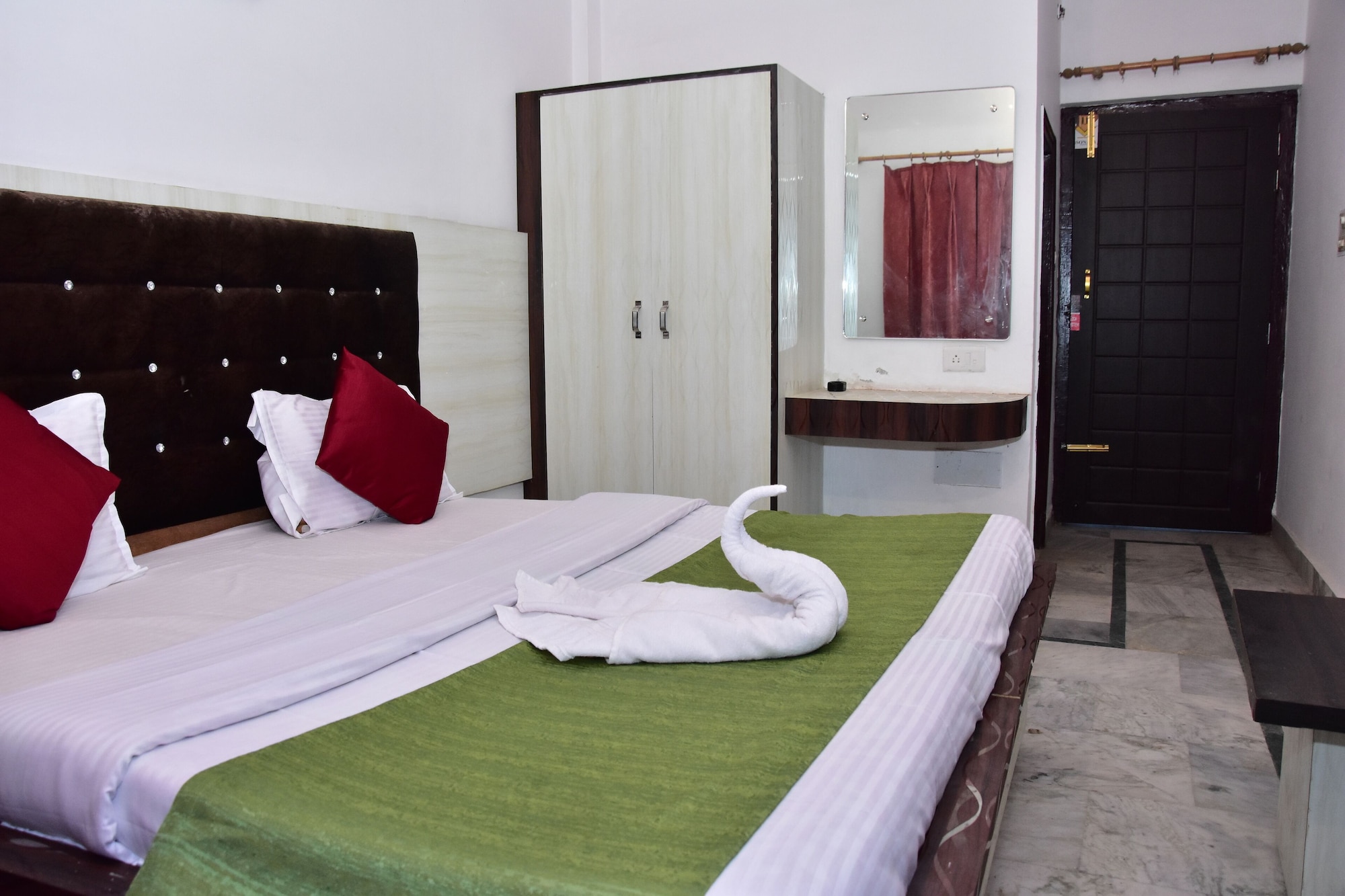 غرفة قياسية بسرير كينج بإطلالة على الجبل، Raj Resort 4/5