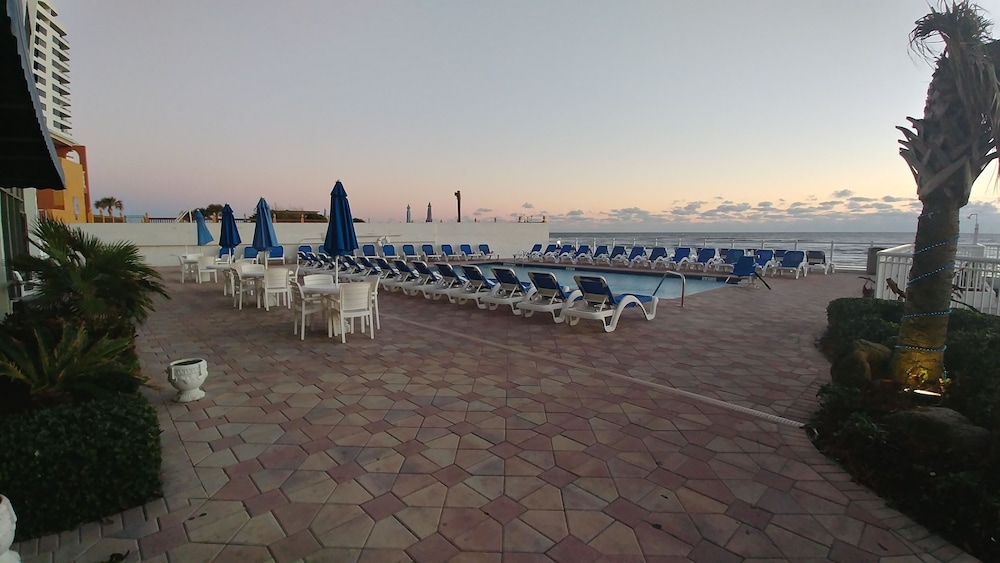Tropical Winds Resort 39/50
