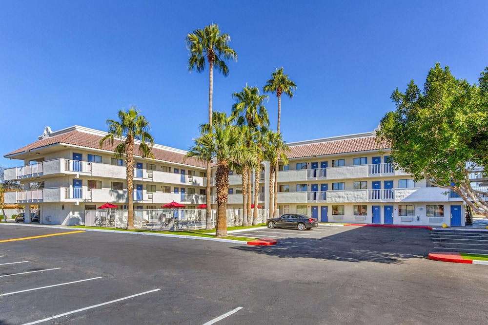 Motel6 Phoenix, AZ - West 33/45