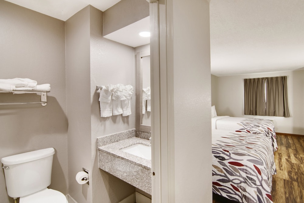 Red Roof Inn And Suites Pensacola Nas Corry 24/44