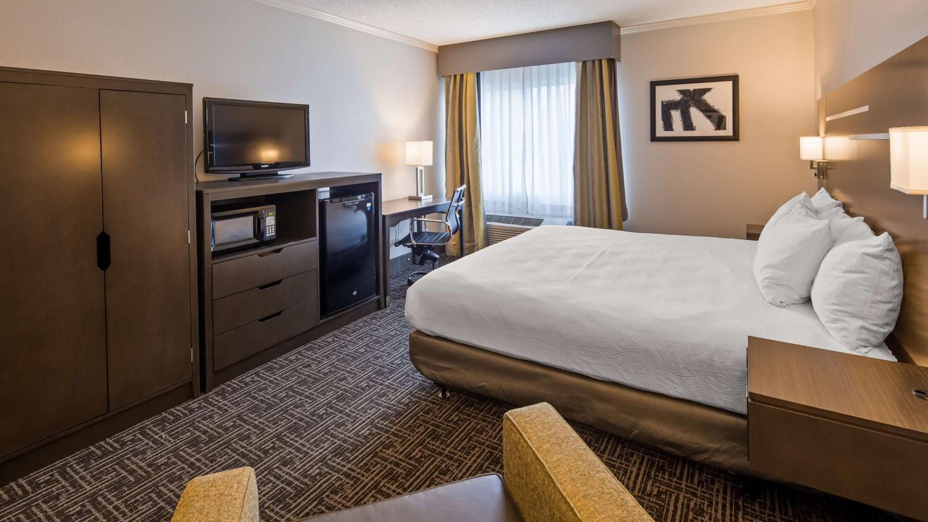غرفة بسرير كينج بحوض استحمام لذوي الإعاقة، Best Western Plus Morristown Conference Center 3/6