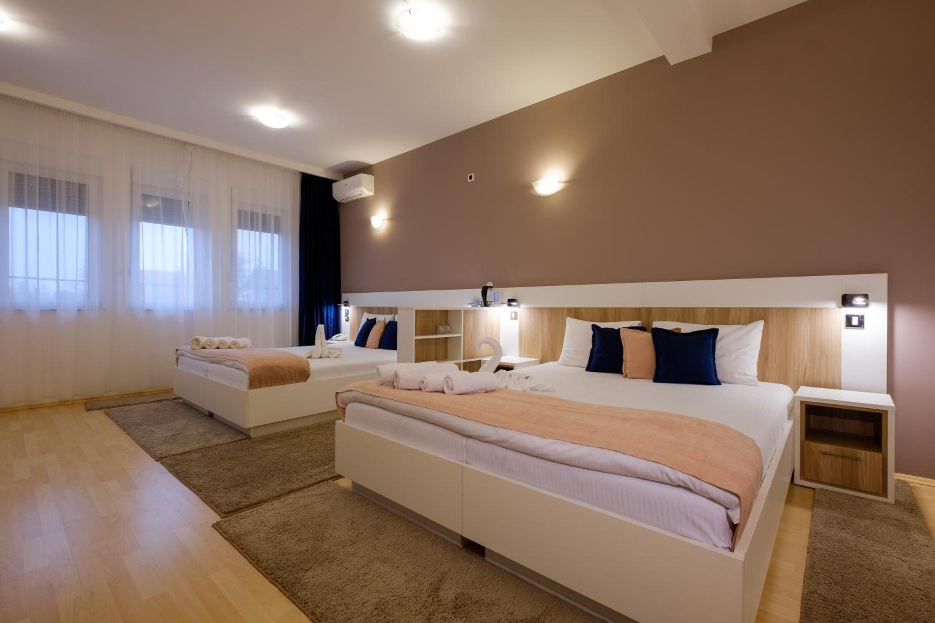 غرفة عائلية بشرفة، Airport Garni Hotel Belgrade 2/9