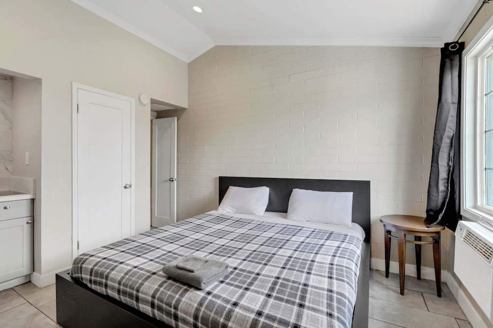 SUITE, KING BED, KITCHENETTE, GROUND FLOOR