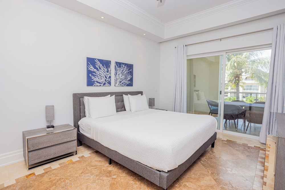 The Atrium Resort 13/66