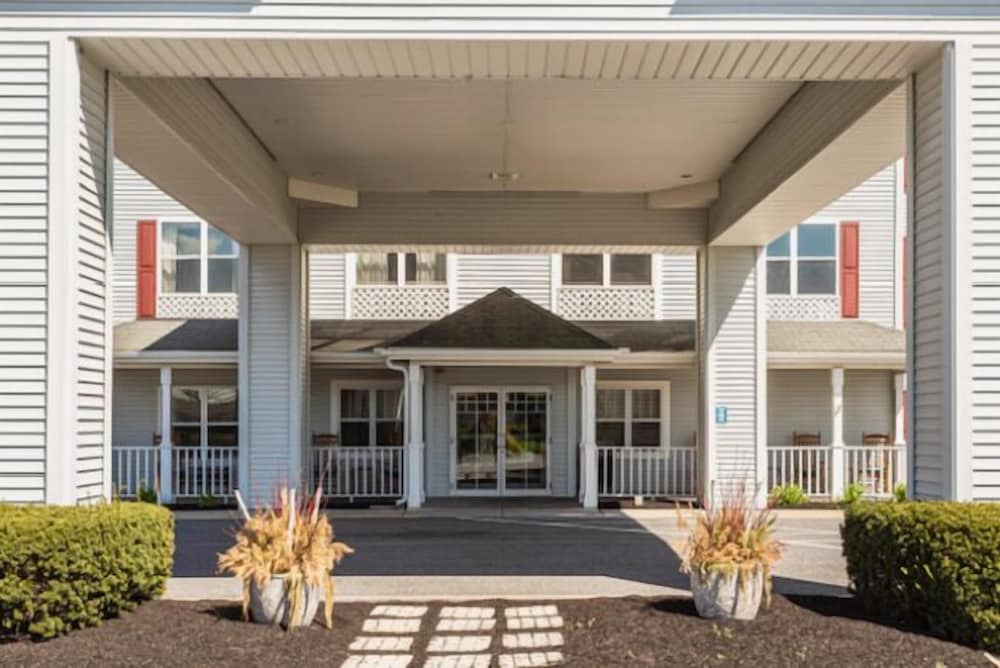 Lancaster Inn and Suites 7/64